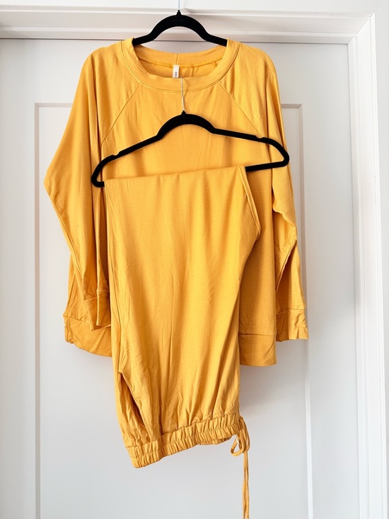 Emerald Other - NWOT-Mustard Yellow Soft Lounge Set - Relaxed Top & Drawstring Pants SZ 2X